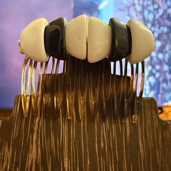 MIRIAM HASKELL Black and White Hair Comb